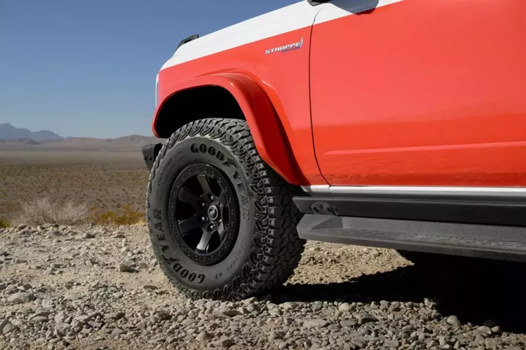 Người mua cũng sẽ tìm thấy lưới tản nhiệt Frozen White, móc kéo Code Orange và mui xe màu đen mờ giúp giảm độ chói. Chúng được kết hợp với cản trước bằng thép, chắn bùn có khoảng sáng gầm cao và bậc lên xuống có thể tháo rời với thanh chắn đá tích hợp.