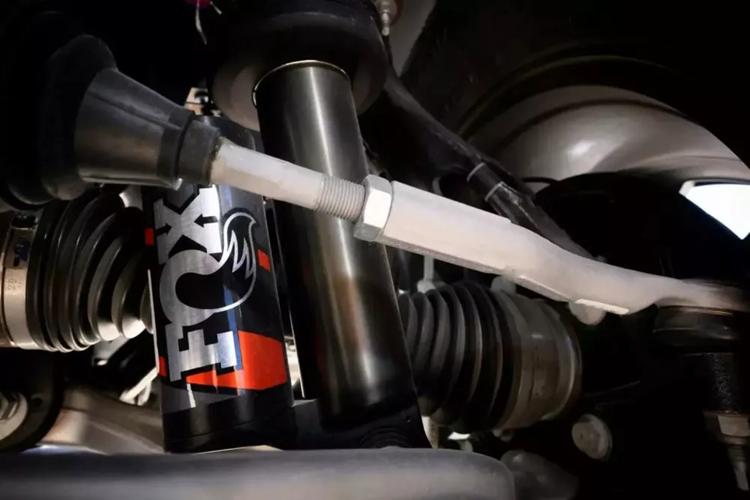 Mẫu xe Ford Bronco Stroppe vẫn thể hiện "tinh thần đua xe trên sa mạc" và được trang bị động cơ EcoBoost V6 2,7 lít tiêu chuẩn. Động cơ này được cho là sản sinh công suất tối đa 330 mã lực và mô-men xoắn cực đại 415 lb-ft (562 Nm).