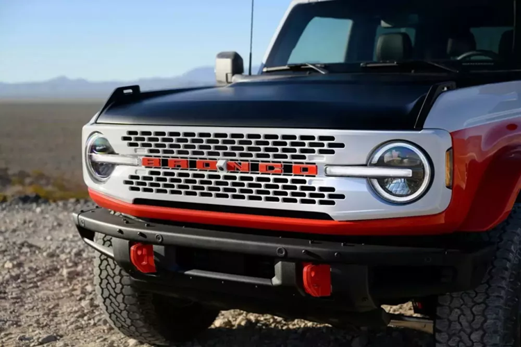 Ford Bronco Stroppe nổi bật ngay lập tức nhờ ngoại thất đầy màu sắc với thân xe màu trắng Oxford và màu cam Code Orange cũng như mui cứng sơn màu xanh Atlas Blue, phối màu này giúp xe trở nên rất bắt mắt nhưng không quá lòe loẹt.