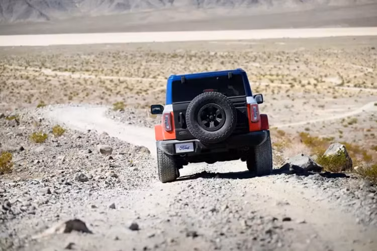 Phiên bản đặc biệt Bronco Stroppe sẽ có mặt vào tháng 1 và giá sẽ được công bố gần ngày ra mắt. Tuy nhiên, giá xe Ford Bronco Stroppe 2025 có thể sẽ không rẻ vì bản Wildtrak có giá khởi điểm là 60.225 đô la (khoảng hơn 1,4 tỷ đồng), chưa gồm phí vận chuyển.