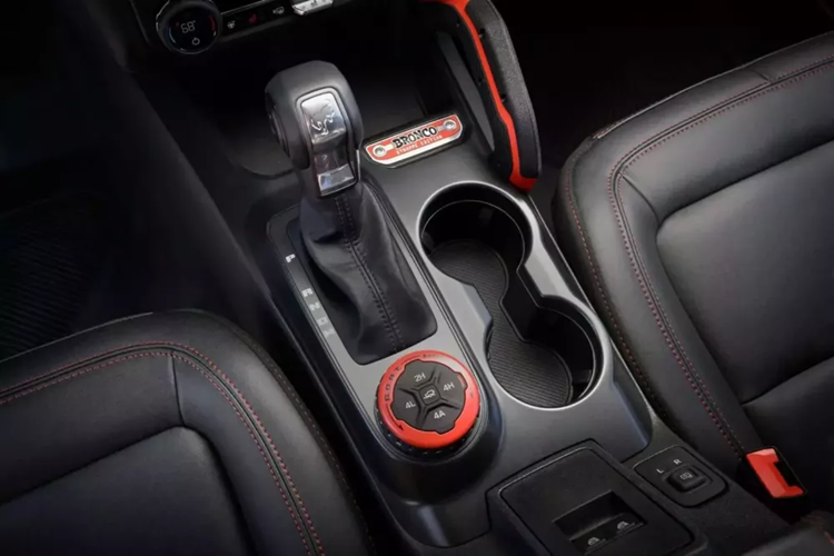 Chúng được kết hợp với đường khâu tương phản và huy hiệu Stroppe trên bảng điều khiển trung tâm, giúp nhận biết phiên bản xe.