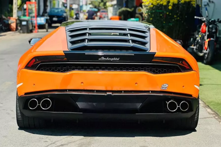 Động cơ kết hợp cùng hộp số tự động 7 tốc độ và hệ dẫn động 4 bánh toàn thời gian, nhờ đó, chiếc siêu xe Lamborghini Huracan LP610-4 chỉ mất thời gian 3,2 giây để tăng tốc từ vị trí xuất phát lên 100 km/h trước khi đạt vận tốc tối đa 325 km/h.