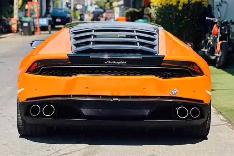 Động cơ kết hợp cùng hộp số tự động 7 tốc độ và hệ dẫn động 4 bánh toàn thời gian, nhờ đó, chiếc siêu xe Lamborghini Huracan LP610-4 chỉ mất thời gian 3,2 giây để tăng tốc từ vị trí xuất phát lên 100 km/h trước khi đạt vận tốc tối đa 325 km/h.