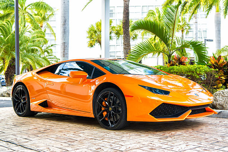 Trước sự hấp dẫn của một chiếc siêu xe Lamborghini Huracan LP610-4 đời 2015, được rao bán với giá 9 tỷ đồng, 1 tay chơi cũng như chuyên mua bán xe "2 thì" ở miền Tây đã quyết định thu nạp siêu bò này vào đội xe của mình.