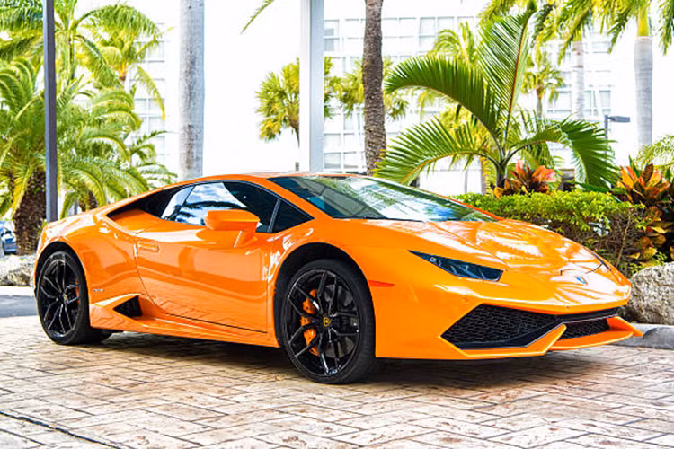 Trước sự hấp dẫn của một chiếc siêu xe Lamborghini Huracan LP610-4 đời 2015, được rao bán với giá 9 tỷ đồng, 1 tay chơi cũng như chuyên mua bán xe "2 thì" ở miền Tây đã quyết định thu nạp siêu bò này vào đội xe của mình.