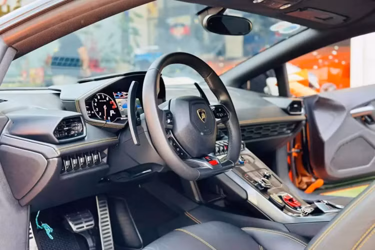 Thú vị là ở chỗ, trước đó, showroom bán chiếc siêu xe Lamborghini Huracan LP610-4 đời 2015 này cho dân chơi xe "2 thì" cũng đã về miền Tây để mua lại siêu bò này, như vậy, chiếc Lamborghini Huracan LP610-4 màu cam rất có duyên với vùng sông nước ở đây.