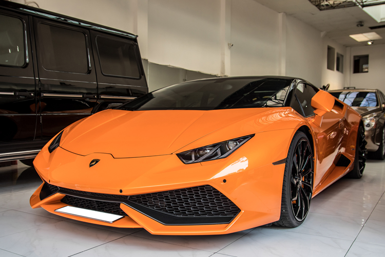 Huracan xuất hiện lần đầu trên toàn thế giới tại Triển lãm ô tô Geneva 2014, và được phát hành trên thị trường vào quý II năm 2014. Ký hiệu LP 610-4 xuất phát từ chiếc xe có công suất 610 ps và hệ dẫn động 4 bánh, trong khi LP là viết tắt của "Longitudinale Posteriore", đề cập đến vị trí động cơ đặt giữa.