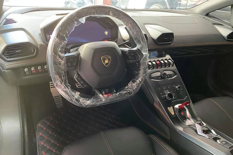 Huracan trong tiếng Tây Ban Nha có nghĩa là cơn bão, cũng là tên một con bò tót được biết đến với lòng dũng cảm đã chiến đấu vào năm 1879, cách đặt tên này ám chỉ đây sẽ là một siêu xe thành công vang dội nhất của hãng xe Lamborghini sản xuất thay thế cho sản phẩm V10 trước đó, Gallardo.