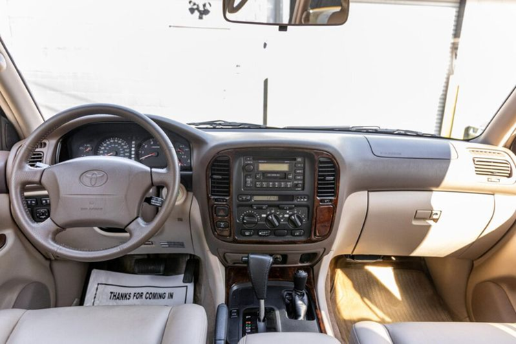 Xe có ngoại thất màu đồng ánh kim (Desert Bronze Metallic) và mới chỉ trải qua một đời chủ duy nhất. Mặc dù đã hơn 2 thập kỷ, nhưng tình trạng của chiếc SUV vẫn còn khá mới, thậm chí là không có dấu hiệu bị trầy xước. Ở bên trong, chiếc Land Cruiser sở hữu nội thất bọc da màu be kem sang trọng.