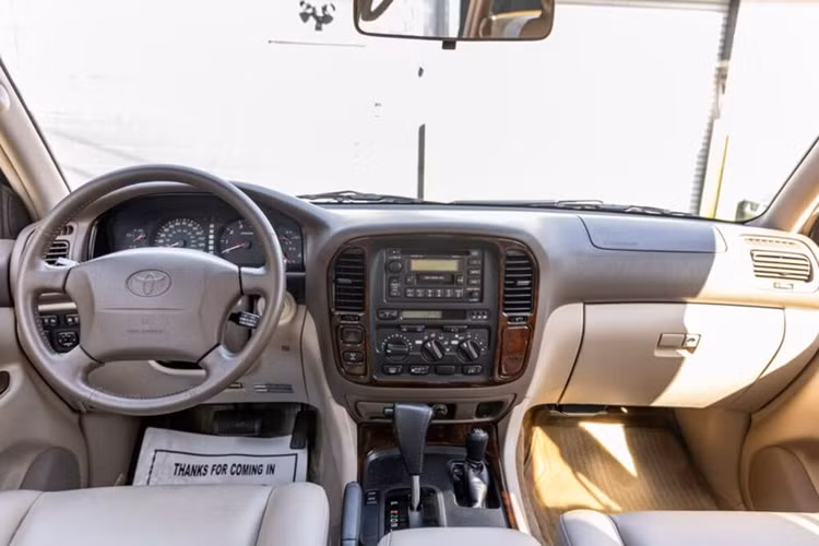 Xe có ngoại thất màu đồng ánh kim (Desert Bronze Metallic) và mới chỉ trải qua một đời chủ duy nhất. Mặc dù đã hơn 2 thập kỷ, nhưng tình trạng của chiếc SUV vẫn còn khá mới, thậm chí là không có dấu hiệu bị trầy xước. Ở bên trong, chiếc Land Cruiser sở hữu nội thất bọc da màu be kem sang trọng.