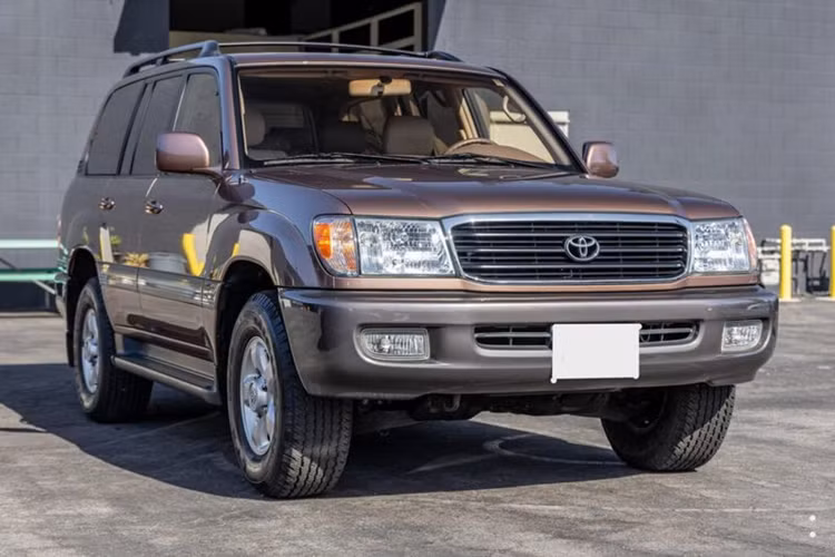  Toyota Land Cruiser huyền thoại vốn nổi tiếng với độ bền bỉ đáng kinh ngạc. Trên thế giới, không khó để bắt gặp những chiếc Land Cruiser có tuổi đời lên đến 15 – 20 năm vẫn được sử dụng để đi lại hằng ngày. Cũng chính bởi sự bền bỉ mà Land Cruiser luôn lọt top những mẫu xe có khả năng giữ giá tốt nhất.