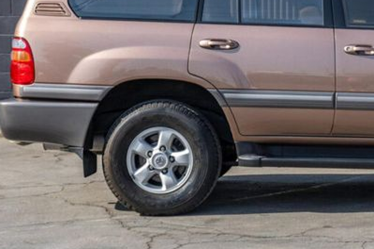 Những con số này có vẻ "khiêm tốn" so với Land Cruiser Prado 2024 được trang bị động cơ 4 xi-lanh thẳng hàng 2.4 lít tăng áp của xe có thể tạo ra công suất 331 mã lực và mô-men xoắn cực đại 631 Nm. Tại Mỹ, Land Crusier 300 đã ngừng phân phối từ vài năm trước và chưa được xác định mốc thời quay trở lại thị trường.