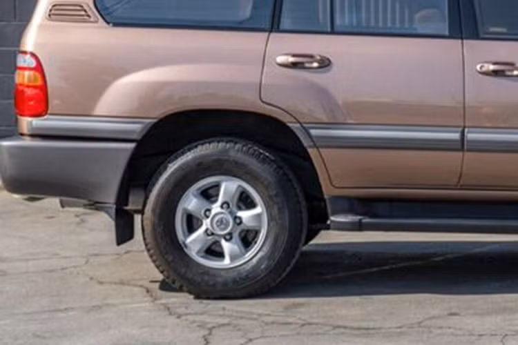 Những con số này có vẻ "khiêm tốn" so với Land Cruiser Prado 2024 được trang bị động cơ 4 xi-lanh thẳng hàng 2.4 lít tăng áp của xe có thể tạo ra công suất 331 mã lực và mô-men xoắn cực đại 631 Nm. Tại Mỹ, Land Crusier 300 đã ngừng phân phối từ vài năm trước và chưa được xác định mốc thời quay trở lại thị trường.