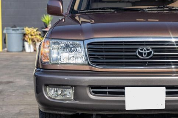 Cần số, đồng hồ lái, đài radio và nhiều chi tiết khác trên mặt taplo còn giữ được độ mới khá tốt. Tuy nhiên, ghế ngồi đã xuất hiện nhiều nếp nhăn do tác động của thời gian. Dưới nắp ca-pô của chiếc Toyota Land Cruiser đời 1998 là khối động cơ V8 4.7L, sản sinh công suất 233 mã lực và mô-men xoắn 434 Nm.