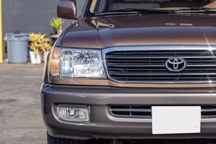 Cần số, đồng hồ lái, đài radio và nhiều chi tiết khác trên mặt taplo còn giữ được độ mới khá tốt. Tuy nhiên, ghế ngồi đã xuất hiện nhiều nếp nhăn do tác động của thời gian. Dưới nắp ca-pô của chiếc Toyota Land Cruiser đời 1998 là khối động cơ V8 4.7L, sản sinh công suất 233 mã lực và mô-men xoắn 434 Nm.