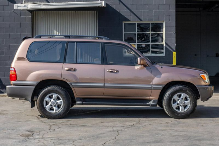 Hiện Toyota Mỹ chỉ phân phối dòng Land Cruiser 250 hay còn được biết đến với tên gọi Land Cruider Prado. Xe có giá khởi điểm 55.950 USD (1,4 tỷ đồng) cho phiên bản 1958 và 74.950 USD (1,89 tỷ đồng) cho phiên bản First Edition.