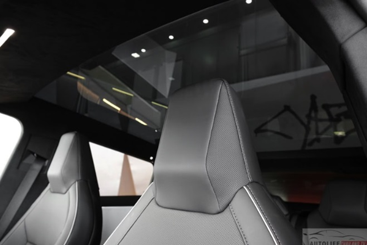 Mẫu xe bán tải này được làm bằng thép không gỉ sáng bóng và được tạo hình thành những mặt phẳng, một phần được lấy cảm hứng từ chiếc ô tô biến thành tàu ngầm trong bộ phim năm 1977 của tài tử James Bond - "The Spy Who Loved Me". Được biết, thân thép cứng của Cybertruck có khả năng chống đạn và cửa sổ của nó có khả năng “chống đá”.