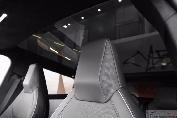 Mẫu xe bán tải này được làm bằng thép không gỉ sáng bóng và được tạo hình thành những mặt phẳng, một phần được lấy cảm hứng từ chiếc ô tô biến thành tàu ngầm trong bộ phim năm 1977 của tài tử James Bond - "The Spy Who Loved Me". Được biết, thân thép cứng của Cybertruck có khả năng chống đạn và cửa sổ của nó có khả năng “chống đá”.