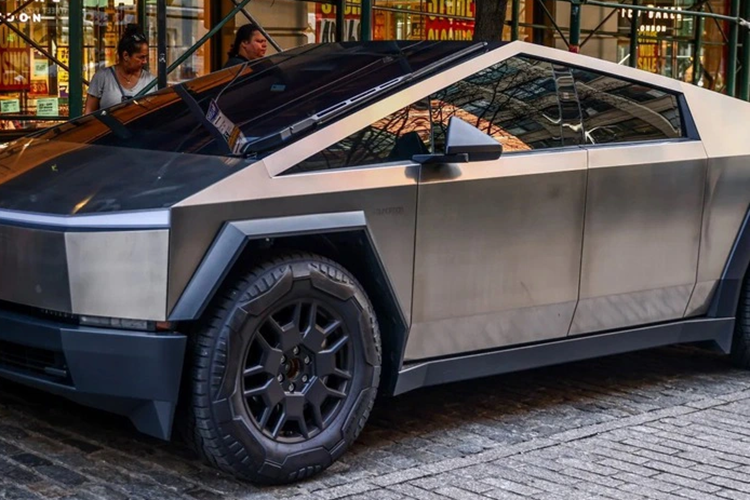 Ngoài ra, xe còn có một số trang bị khác như: vô lăng 3 chấu vuông vắn, hệ thống âm thanh 15 loa chính kèm loa phụ và âm ly, các cổng sạc 120/240V, 2 bàn sạc điện thoại không dây, kết nối USB-C, điều hòa với chức năng lọc khí và trần kính. Hiện chưa rõ xe mới cập bến Indonesia thuộc phiên bản nào.