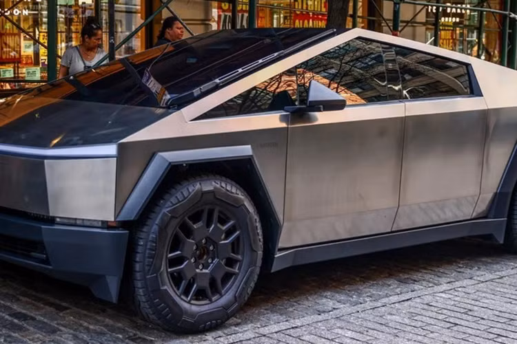 Ngoài ra, xe còn có một số trang bị khác như: vô lăng 3 chấu vuông vắn, hệ thống âm thanh 15 loa chính kèm loa phụ và âm ly, các cổng sạc 120/240V, 2 bàn sạc điện thoại không dây, kết nối USB-C, điều hòa với chức năng lọc khí và trần kính. Hiện chưa rõ xe mới cập bến Indonesia thuộc phiên bản nào.