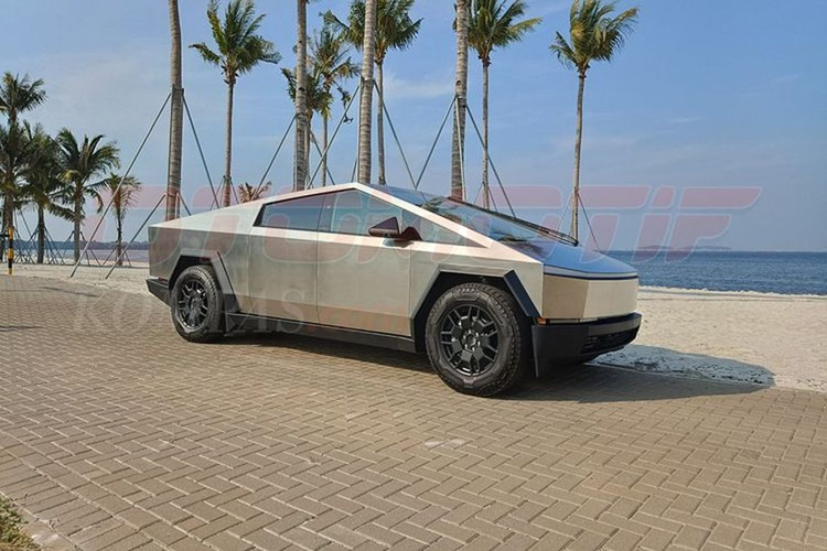 Chiếc Cybertruck này được nhập khẩu nguyên chiếc từ Mỹ. Theo thong tin từ nhà phân phối mức giá xe Tesla Cybertruck 2024 khoảng 5 triệu rupiah (tương đương 8,1 tỷ đồng) tại Glamour Auto Boutique, với duy nhất màu sơn Brushed Silver.
