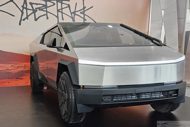 Chỉ biết rằng, tại Mỹ phiên bản dẫn động cầu sau của xe sẽ có phạm vi hoạt động 400 km cho một lần sạc đầy. Trong khi đó, Cybertruck AWD đi được 547 km sau một lần sạc và có khả năng tăng tốc từ 0-96 km/giờ trong 4,1 giây, tốc độ tối đa đạt 180 km/giờ. Cuối cùng, phiên bản ba động cơ sẽ tạo ra công suất 845 mã lực và có phạm vi hoạt động khoảng 514 km.