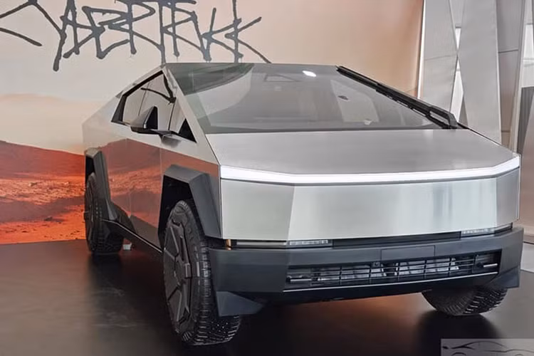 Chỉ biết rằng, tại Mỹ phiên bản dẫn động cầu sau của xe sẽ có phạm vi hoạt động 400 km cho một lần sạc đầy. Trong khi đó, Cybertruck AWD đi được 547 km sau một lần sạc và có khả năng tăng tốc từ 0-96 km/giờ trong 4,1 giây, tốc độ tối đa đạt 180 km/giờ. Cuối cùng, phiên bản ba động cơ sẽ tạo ra công suất 845 mã lực và có phạm vi hoạt động khoảng 514 km.