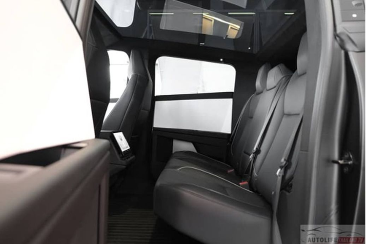 Mẫu bán tải này còn có thể kéo từ 3,4 tấn đến 6,8 tấn tùy công suất. Về nội thất, bên trong khoang cabin của Tesla Cybertruck được thiết kế theo phong cách tối giản với màn hình cảm ứng trung tâm 18,5 inch, màn hình giải trí 9,4 inch dành cho hành khách phía sau và trần kính toàn cảnh.