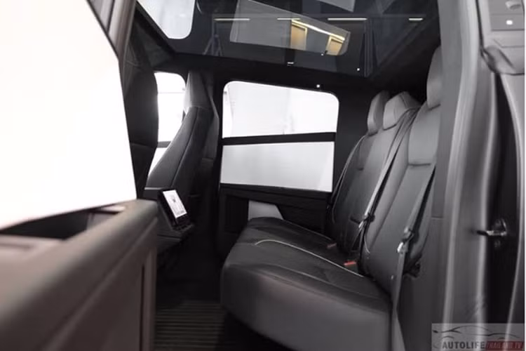 Mẫu bán tải này còn có thể kéo từ 3,4 tấn đến 6,8 tấn tùy công suất. Về nội thất, bên trong khoang cabin của Tesla Cybertruck được thiết kế theo phong cách tối giản với màn hình cảm ứng trung tâm 18,5 inch, màn hình giải trí 9,4 inch dành cho hành khách phía sau và trần kính toàn cảnh.