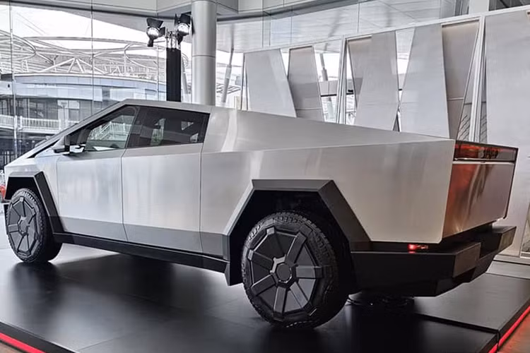 Tất cả các phiên bản của Cybertruck đều có hệ thống treo khí nén có thể điều chỉnh nâng lên hoặc hạ xuống khi đang di chuyển và cung cấp khoảng sáng gầm xe lên tới 431 mm. Không chỉ vậy, xe còn có góc tiếp cận 35 độ và góc khởi hành 28 độ khiến nó trở thành một cỗ máy địa hình đáng gờm.