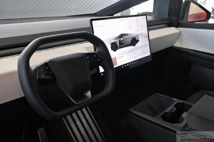 Tesla Cybertruck sở hữu ngoại hình to lớn, tương đối ấn tượng so với các mẫu xe bán tải thông thường như: Toyota Hilux, Ford Ranger hay Mitsubishi Triton. Xe có chiều dài 5.683mm, rộng 2.032mm và cao 1.796mm, với chiều dài cơ sở 3.635mm, trọng lượng 3.009kg hoặc 3.129kg, tùy phiên bản.