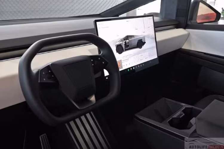 Tesla Cybertruck sở hữu ngoại hình to lớn, tương đối ấn tượng so với các mẫu xe bán tải thông thường như: Toyota Hilux, Ford Ranger hay Mitsubishi Triton. Xe có chiều dài 5.683mm, rộng 2.032mm và cao 1.796mm, với chiều dài cơ sở 3.635mm, trọng lượng 3.009kg hoặc 3.129kg, tùy phiên bản.