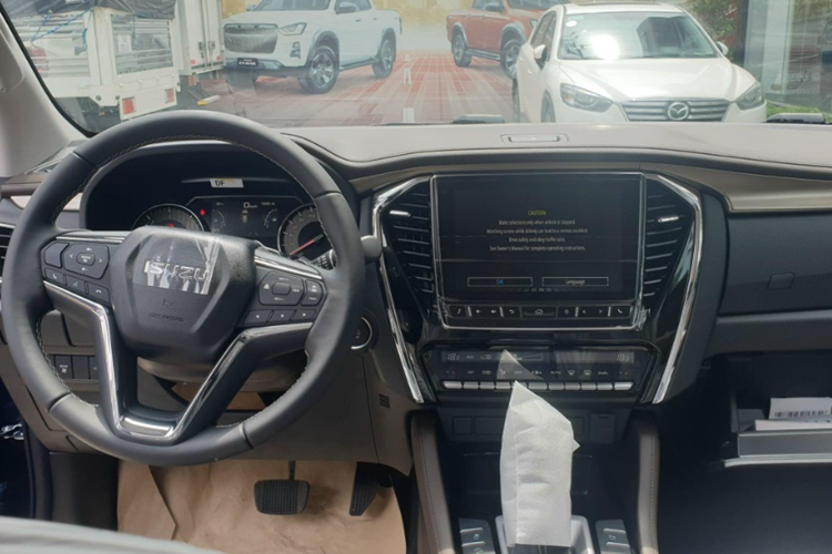 Phía sau xe, đèn hậu LED cũng được thiết kế nhỏ gọn hơn. Về nội thất, khoang cabin của Isuzu mu-X được trang bị ghế ngồi bọc da 2 tông màu, ghế lái chỉnh điện 8 hướng, vô lăng 3 chấu và màn hình giải trí kích thước 9 inch có hỗ trợ Apple CarPlay và Android Auto.