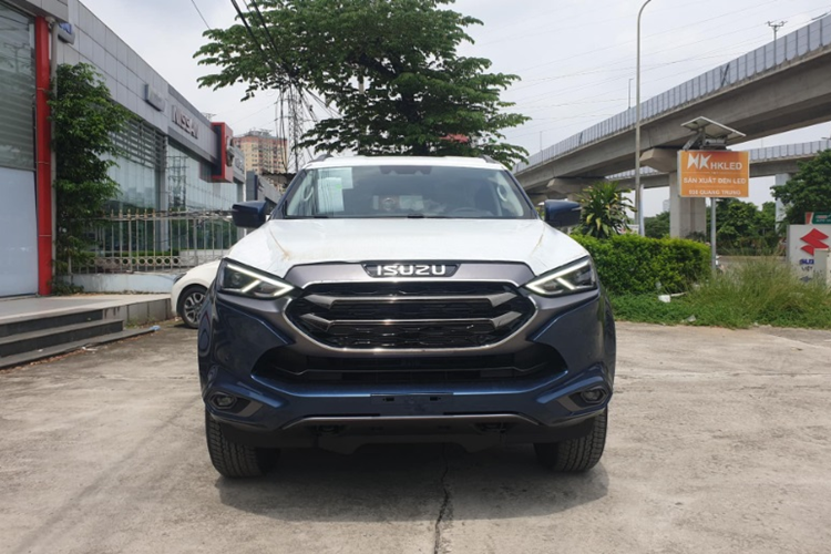 Giá xe Isuzu mu-X tại Việt Nam cho hai phiên bản sau ưu đãi là 950,6 triệu đồng và 1,035 tỷ đồng. Nằm chung phân khúc SUV cỡ D với Ford Everest, Toyota Fortuner, Mitsubishi Pajero Sport, Nissan Terra, Hyundai Santa Fe và Kia Sorento, nhưng doanh số của mu-X thường “đội sổ”. Chính vì thế, xe luôn được hãng và đại lý ưu đãi sâu nhằm kích cầu mua sắm.