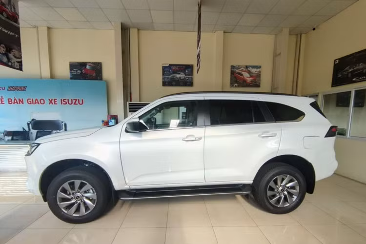 Về trang bị an toàn, Isuzu mu-X sở hữu các công nghệ hỗ trợ lái như: ga tự động thông minh, giới hạn tốc độ, cảnh báo va chạm phía trước, cảnh báo chệch làn đường, tự động phanh khẩn cấp, cảnh báo phương tiện cắt ngang khi lùi, cảnh báo điểm mù, chống tăng tốc ngoài ý muốn, cảnh báo áp suất lốp, 8 cảm biến trước sau, đèn pha tự động nâng hạ và hệ thống 6 túi khí.