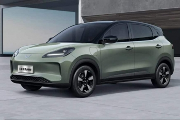 Nhìn từ bên hông, chiếc xe mới áp dụng thiết kế mui treo phổ biến, kết hợp với hình dạng cánh lướt gió lớn hơn ở phía sau, mang lại cảm giác năng động. Đồng thời, việc bổ sung bộ mâm 5 chấu kiểu mới cũng tăng thêm vẻ thời trang cho mẫu xe Wuling Bingo Plus.