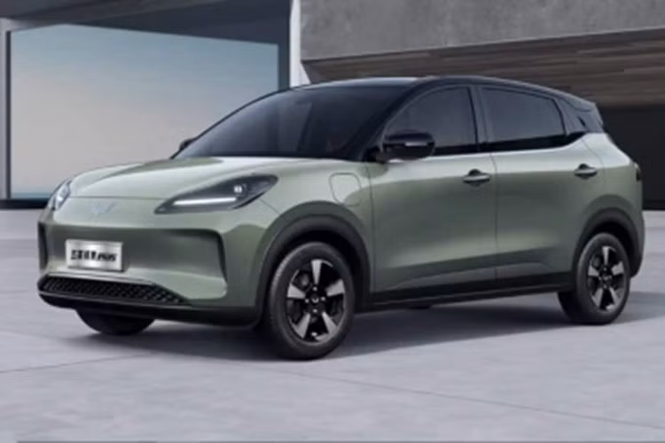 Nhìn từ bên hông, chiếc xe mới áp dụng thiết kế mui treo phổ biến, kết hợp với hình dạng cánh lướt gió lớn hơn ở phía sau, mang lại cảm giác năng động. Đồng thời, việc bổ sung bộ mâm 5 chấu kiểu mới cũng tăng thêm vẻ thời trang cho mẫu xe Wuling Bingo Plus.