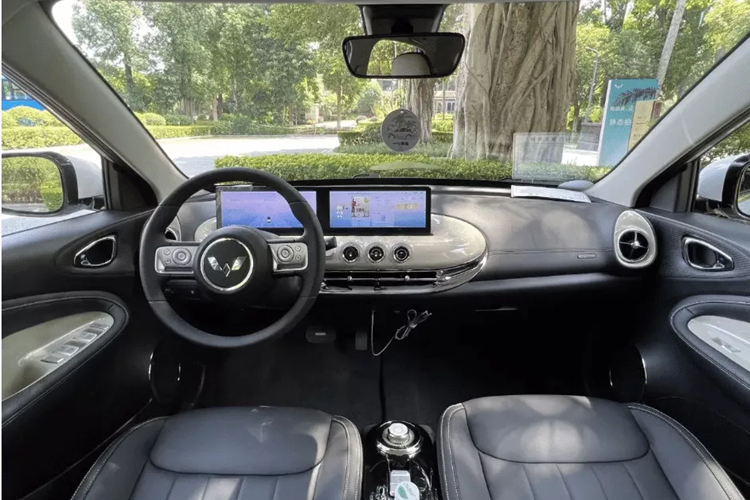 Cụ thể, chiếc xe mới được viền những đường bo tròn, lưới tản nhiệt phía trước đóng kín kết hợp với đèn pha bo tròn, hiệu ứng thị giác rất thời trang. Đồng thời, xe sử dụng đèn chạy ban ngày LED tuyến tính, giúp cải thiện đáng kể khả năng nhận biết.