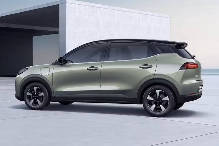 Xét về kích thước thân xe, chiều dài, chiều rộng và chiều cao của chiếc SUV điện cỡ nhỏ Wuling Bingo Plus lần lượt là 4090/1720/1575 mm, chiều dài cơ sở là 2610 mm.