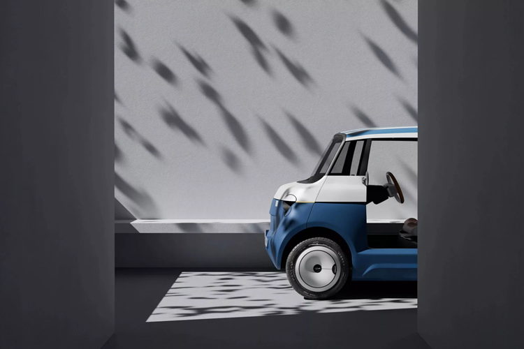 Phần đuôi xe mang lại cảm giác du thuyền với không gian chở đồ nửa lộ thiên với sàn thấp được phủ gỗ. Những điểm nhấn thú vị khác bao gồm đèn LED cổ điển, mái che kiểu canvas và chi tiết hình tròn trông giống như giá đỡ bánh xe dự phòng. Về nội thất, Garavini bổ sung thêm cặp ghế mới với tựa đầu có thể tháo rời, có thể dùng làm gối đi biển.