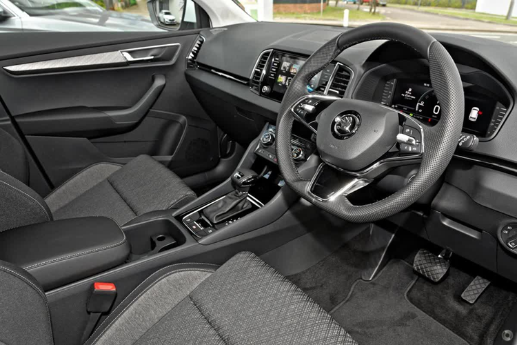 Chưa hết, cả hai mẫu xe của Skoda còn được gia hạn bảo hành từ 3 năm lên 5 năm hoặc 150.000 km, tùy theo điều kiện nào đến trước. Bên cạnh đó là quà tặng bao gồm bộ phụ kiện chính hãng, bảo hiểm vật chất và bảo hiểm trách nhiệm dân sự trong 1 năm nhưng không có giá trị quy đổi thành tiền mặt.