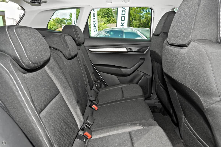 Bộ phụ kiện dành cho Skoda Kodiaq Ambition 1.4 TSI bao gồm tấm ốp bàn đạp ga &amp; phanh, tấm ốp cửa xe, bậc bước chân hai bên và thảm sàn. 2 phiên bản của Skoda Karoq được tặng bộ phụ kiện tương tự nhưng có thêm bộ 4 mâm. Riêng Skoda Kodiaq Style 2.0 TSI chỉ được tặng kèm tựa đầu hàng ghế sau.