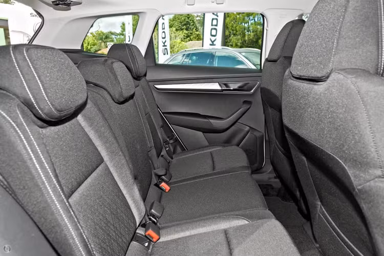 Bộ phụ kiện dành cho Skoda Kodiaq Ambition 1.4 TSI bao gồm tấm ốp bàn đạp ga &amp; phanh, tấm ốp cửa xe, bậc bước chân hai bên và thảm sàn. 2 phiên bản của Skoda Karoq được tặng bộ phụ kiện tương tự nhưng có thêm bộ 4 mâm. Riêng Skoda Kodiaq Style 2.0 TSI chỉ được tặng kèm tựa đầu hàng ghế sau.