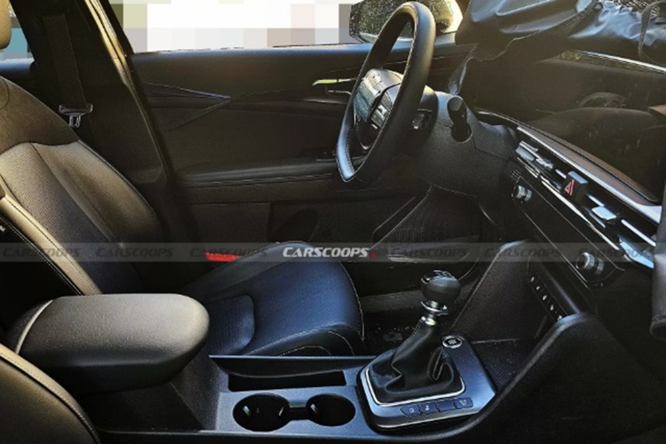 Kia Sportage 2025 cũng có thể được trang bị hệ thống Kia Connect tại một số thị trường, cho phép thực hiện cuộc gọi khẩn cấp tự động trong trường hợp xảy ra va chạm và điều khiển một số chức năng của xe thông qua ứng dụng điện thoại thông minh.