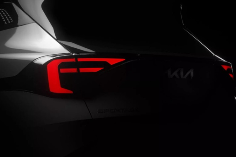 Không gian nội thất của Sportage dự đoán sẽ được cải tiến với cụm màn hình cong mới, tích hợp cụm đồng hồ kỹ thuật số 12.3 inch và màn hình giải trí.