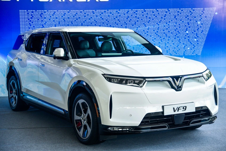 Xe dien VinFast dieu chinh gia, ban kem bo sac cong suat lon