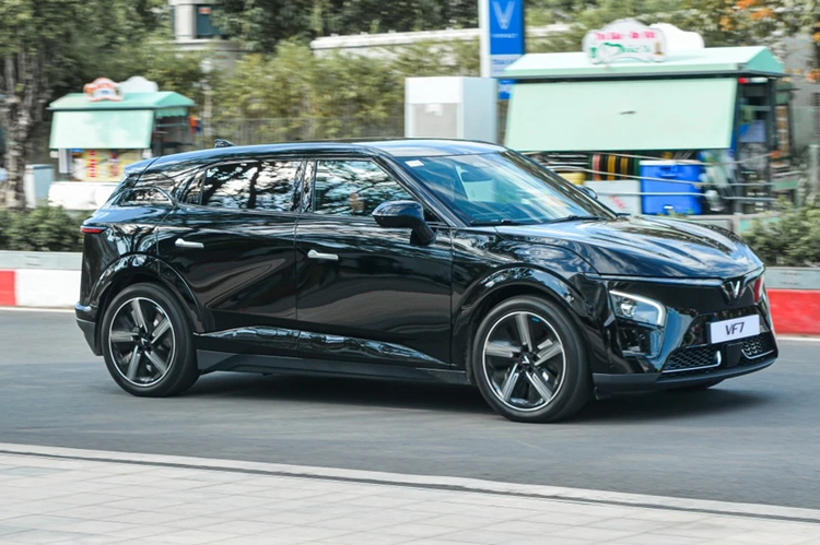 Xe dien VinFast dieu chinh gia, ban kem bo sac cong suat lon-Hinh-2