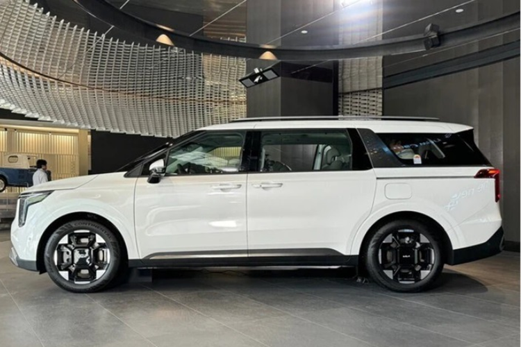 Xe có cụm đèn pha mới đặt dọc, kết hợp dải đèn LED ban ngày hình chữ T cách điệu. Bên cạnh đó là đèn sương mù nằm hai bên hốc gió trung tâm, cửa lùa chỉnh điện bên sườn và cản sau cải tiến.