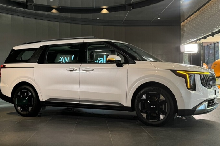 Ở lần nâng cấp giữa vòng đời này, Kia Carnival được tinh chỉnh khá nhiều ở khu vực ngoại thất. Đầu xe gây ấn tượng với lưới tản nhiệt "mũi hổ" đặc trưng nhưng có thêm viền mạ crôm bao quanh.