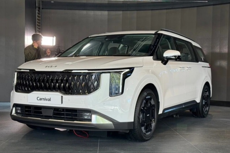 Chiếc xe MPV Kia Carnival 2025 còn lại lại có mâm xe giống hệt phiên bản đang bán ở Việt Nam. Có thể đây chính là sự khác biệt giữa các phiên bản ở từng thị trường. Hiện phía Thaco vẫn chưa lên tiếng xác nhận thông tin sẽ ra mắt mẫu xe này.